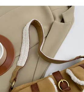 Detail der Wildledertasche mit Lammfellbesatz und verstellbaren Metallschnallen