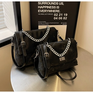 Détail de sacs à main matelassés rétro noirs avec chaînes argentées et fermoir rotatif métal