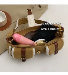 Detaillierte Draufsicht auf das geräumige Wildleder-Tascheninnere mit Platz für Essentials