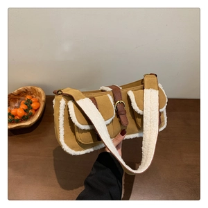 Details der Vintage-Wildledertasche mit Kunstfellbesatz und braunen Lederriemen