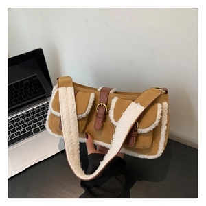Nahaufnahme der braunen Wildledertasche mit weißem Lammfellbesatz und Vordertaschen