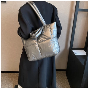 Détails du sac cabas matelassé argenté métallisé avec bandoulières rembourrées