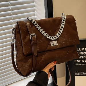 Sac à bandoulière rétro en cuir marron avec grande capacité et chaîne élégante en métal
