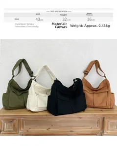 Dettaglio delle borse tote in tela nei colori verde oliva, crema, nero e marrone scuro
