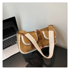 Detail der senfgelben Wildleder-Schultertasche mit weißem Kunstpelzbesatz und Lederriemen
