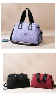 Detalle de la tela de nailon acolchada y compartimento para ropa húmeda en bolso de viaje