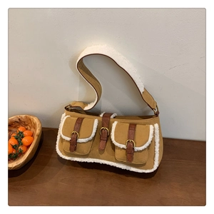 Detailansicht der khakifarbenen Wildledertasche mit weißem Lammfellbesatz und Schnallentaschen