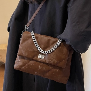Sac bandoulière matelassé marron foncé avec poignée chaîne et fermoir tournant métal