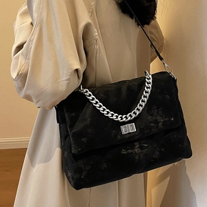 Sac bandoulière chic en velours noir avec chaîne argentée et fermoir carré métallique