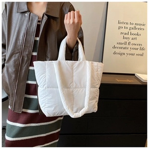 Gros plan détaillé d'un sac cabas matelassé blanc brillant pour l'automne et l'hiver