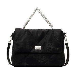 Sac à bandoulière noir matelassé avec poignée chaîne argentée et fermoir rotatif