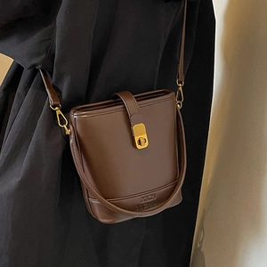 Sac seau vintage marron avec fermoir doré et bandoulière réglable pour femmes