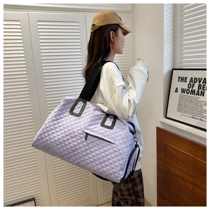 Detalle del bolso de viaje acolchado lila con bolsillo de cremallera y correas de nailon