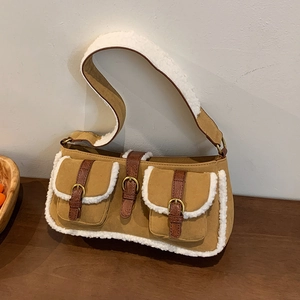 Vintage braune Wildleder-Achseltasche mit weißem Lammfellbesatz und Schnallentaschen