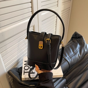 Sac seau en cuir noir classique avec poignée ronde et fermoir en métal doré