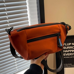 Dunkelorange Nylon Umhängetasche in Beutelform mit breitem Gurt und Reißverschluss