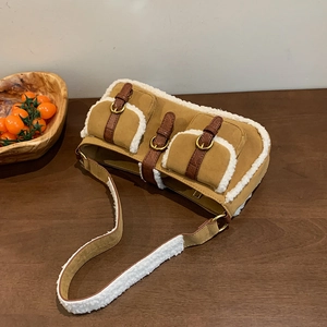 Große Retro-Schultertasche aus Wildleder mit Kunstpelzbesatz und Schnallendetails