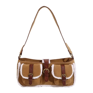 Retro Schultertasche aus braunem Wildleder mit weißem Lammfellbesatz und Schnallen