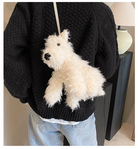 Dettaglio della borsa a tracolla in morbido peluche bianco a forma di cucciolo