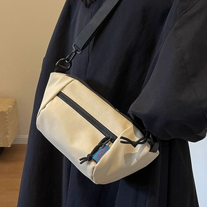 Große beige Canvas Umhängetasche mit schwarzem Reißverschluss und Gurt für Damen