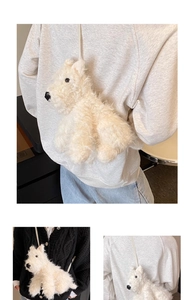 Dettaglio della borsa a tracolla cucciolo in peluche bianco con texture morbida e dolce