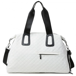Bolso de viaje acolchado blanco con correas negras en contraste y diseño de maleta