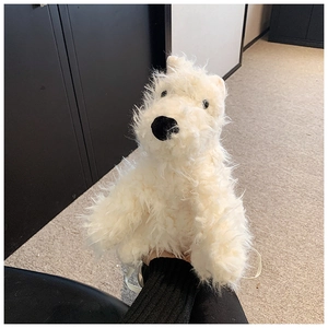 Dettaglio della borsa a tracolla in peluche bianco a forma di cane Westie soffice