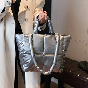 Sac fourre-tout matelassé argenté pour femme avec un design rembourré élégant