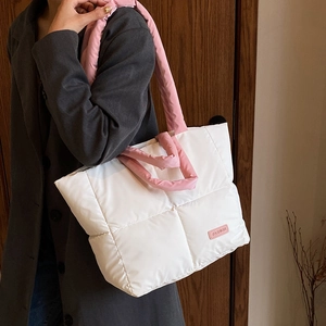 Sac fourre-tout matelassé en nylon blanc avec anses roses pour femmes élégantes