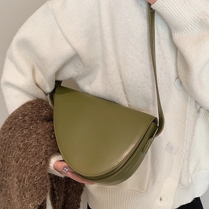 Borsa a tracolla a mezzaluna verde oliva in ecopelle liscia con spallina sottile