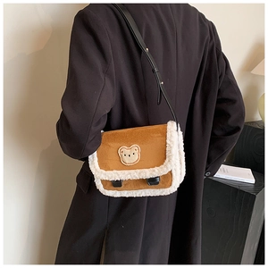Détail du sac à bandoulière marron en peluche avec broderie ours et sangle réglable