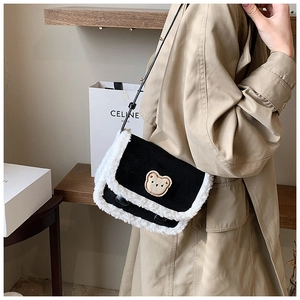 Détail du sac bandoulière d'hiver avec bordure en fausse fourrure et écusson ours mignon