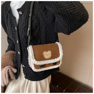 Sac bandoulière marron avec bordure peluche et broderie ours porté par mannequin