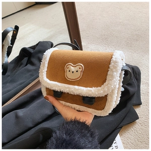 Détail du sac bandoulière en suédine caramel avec bords en polaire et broderie ours