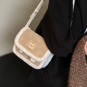 Sac bandoulière d'hiver en polaire sherpa avec broderie ours et daim couleur kaki