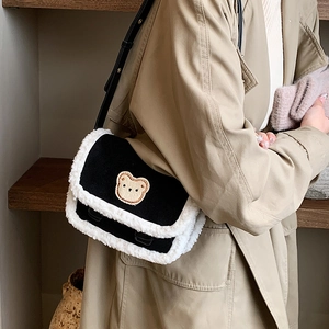 Sac bandoulière d'hiver avec bordure en fausse fourrure et écusson ours sur rabat noir