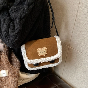 Sac bandoulière d'hiver avec broderie ours et bordure en polaire sur daim