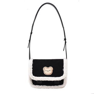 Sac à bandoulière en simili cuir noir avec bordure en polaire blanche et broderie d'ours
