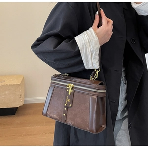 Detailansicht der dunkelbraunen matten Ledertasche mit Vintage-Textur und Metallschnalle