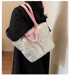 Detail der silbernen Stepptasche mit rosa gepolsterten Schultergurten für den Winter