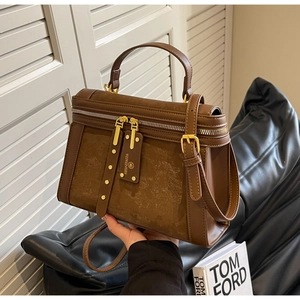Detailansicht der braunen Vintage-Umhängetasche mit Materialmix und goldenen Reißverschlüssen