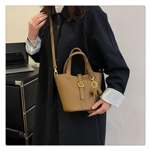 Braune Beuteltasche aus Leder mit Narbenstruktur, Gold-Schnalle und Elefant-Anhänger