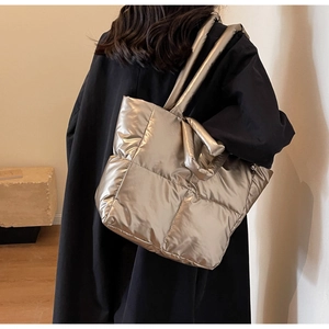 Detailansicht der Rückseite einer großen gesteppten Nylon-Tote-Bag in Goldoptik