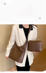 Détail du sac seau vintage marron et pochette avec coutures diagonales élégantes