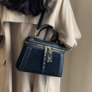 Schwarze Retro-Henkeltasche aus mattem Leder mit goldenen Reißverschlüssen und Gurt