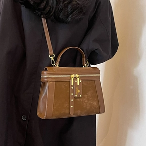 Braune Vintage Leder Box Bag mit mattem Finish, Griff oben und goldenem Doppelreißverschluss