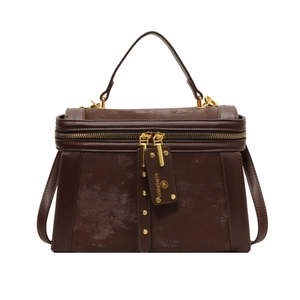 Dunkelbraune matte Lederhandtasche mit Griff und Schultergurt in professioneller Studioansicht