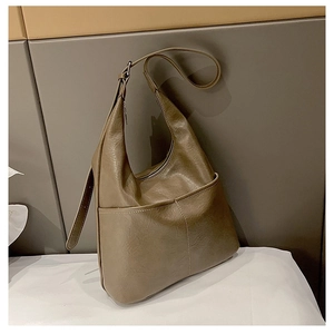 Vue détaillée du sac seau vert olive avec coutures contrastées et deux poches avant
