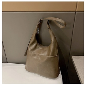 Détail du sac hobo marron café montrant les surpiqûres et la bandoulière réglable