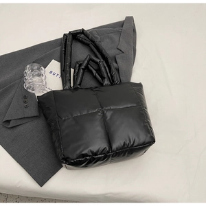 Detailansicht der schwarzen gesteppten Nylon-Tote-Bag mit weicher Puffer-Struktur